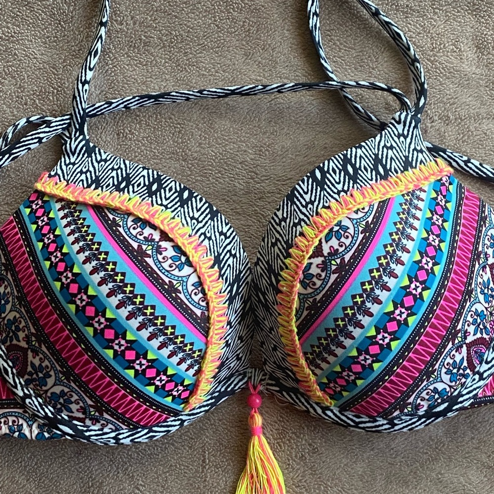 HOST PICK 💦Beautiful Boho style bikini top w/tassel